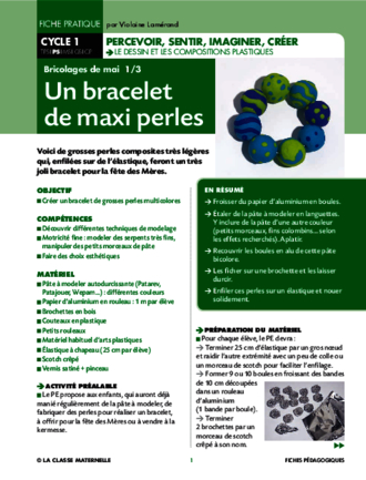 Le Bracelet Est Fabriqué Par Les Mains D'un Enfant à Partir D'un Ensemble  Pour La Créativité Bijoux Faits De Perles à La Table Dans La Chambre  Développement De La Motricité Fine Des